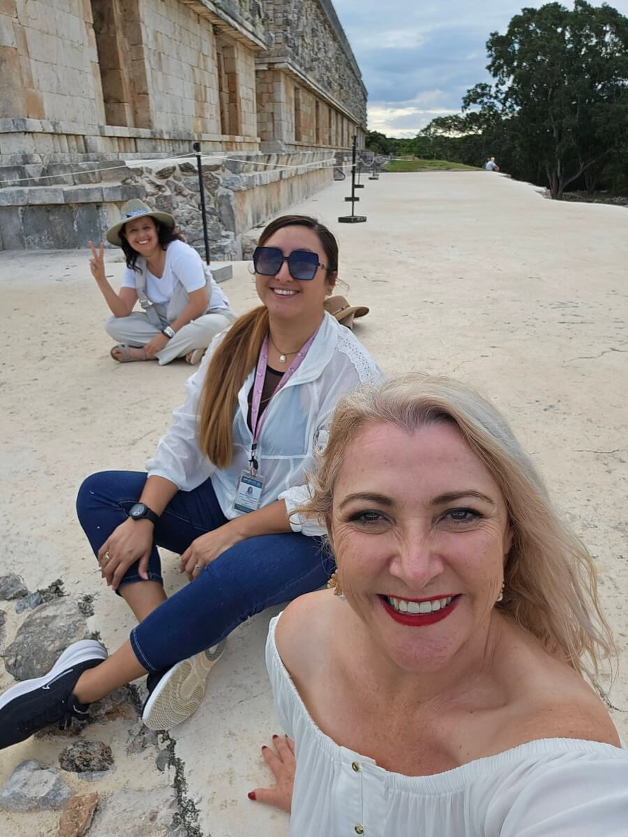Grupo pequeño de viajeras en Uxmal