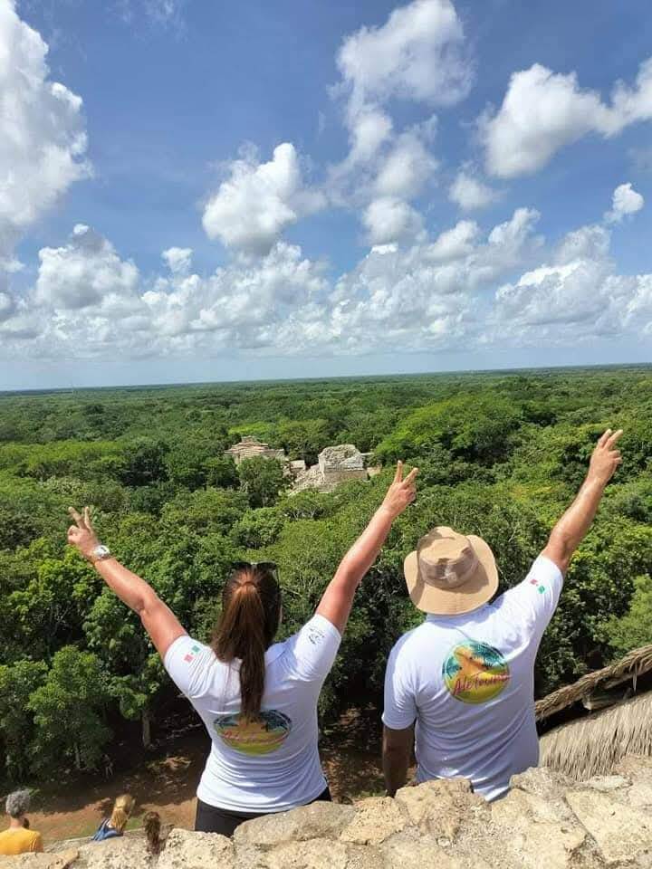 Guías de Ale Tours en la cima de Ek Balam